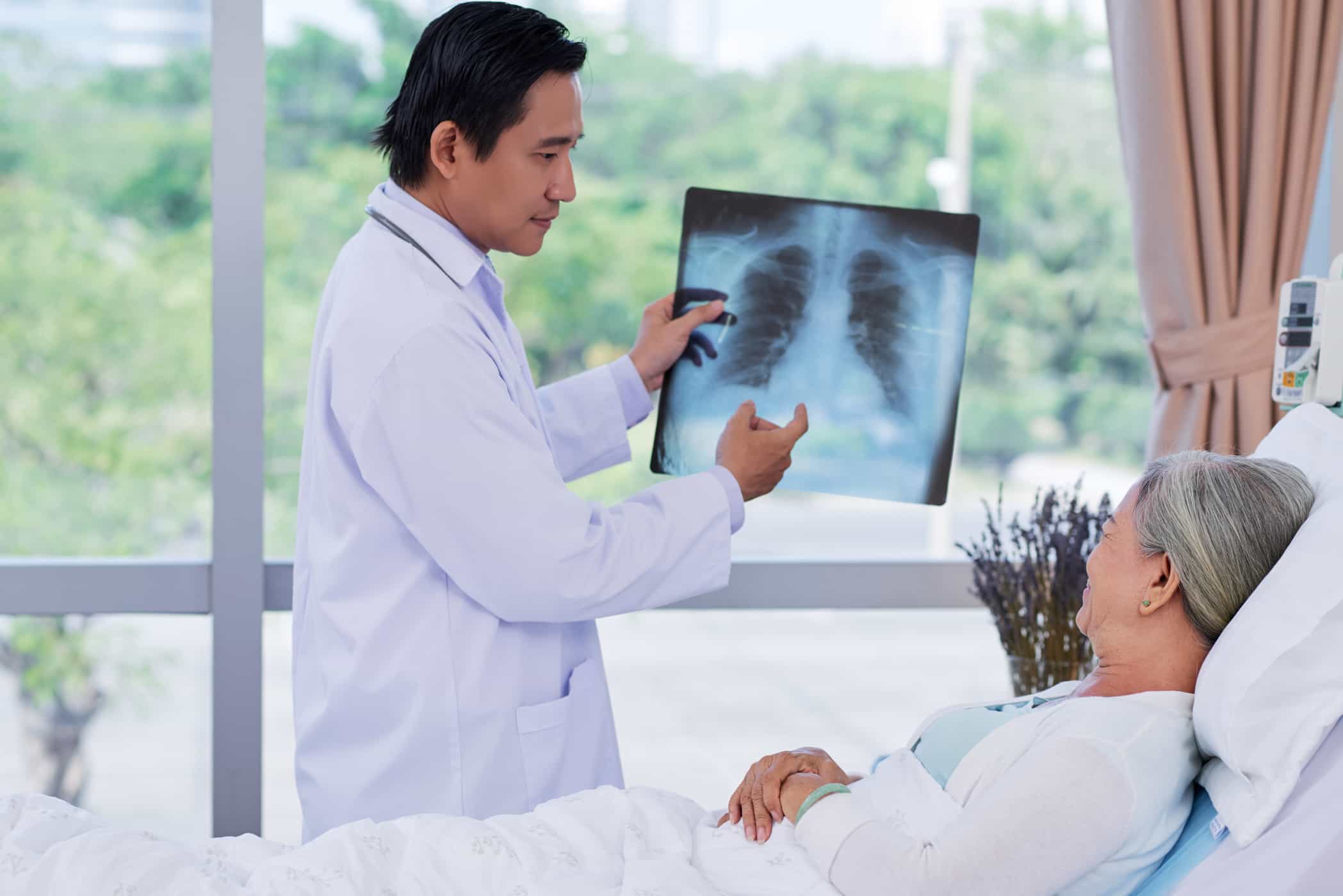 Cách phòng ngừa viêm phổi ở người lớn tuổi