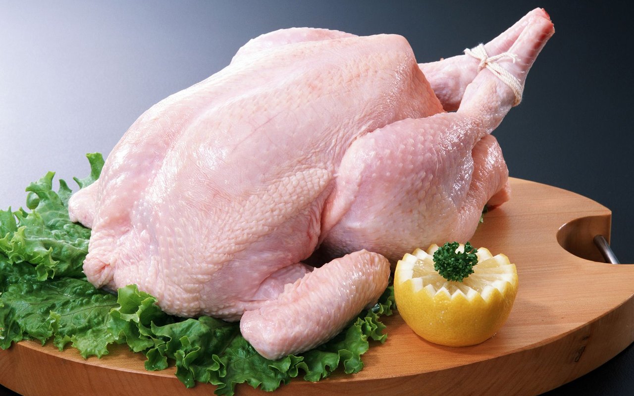 Thịt gà chứa nhiều protein và sắt thích hợp cho bé ăn dặm