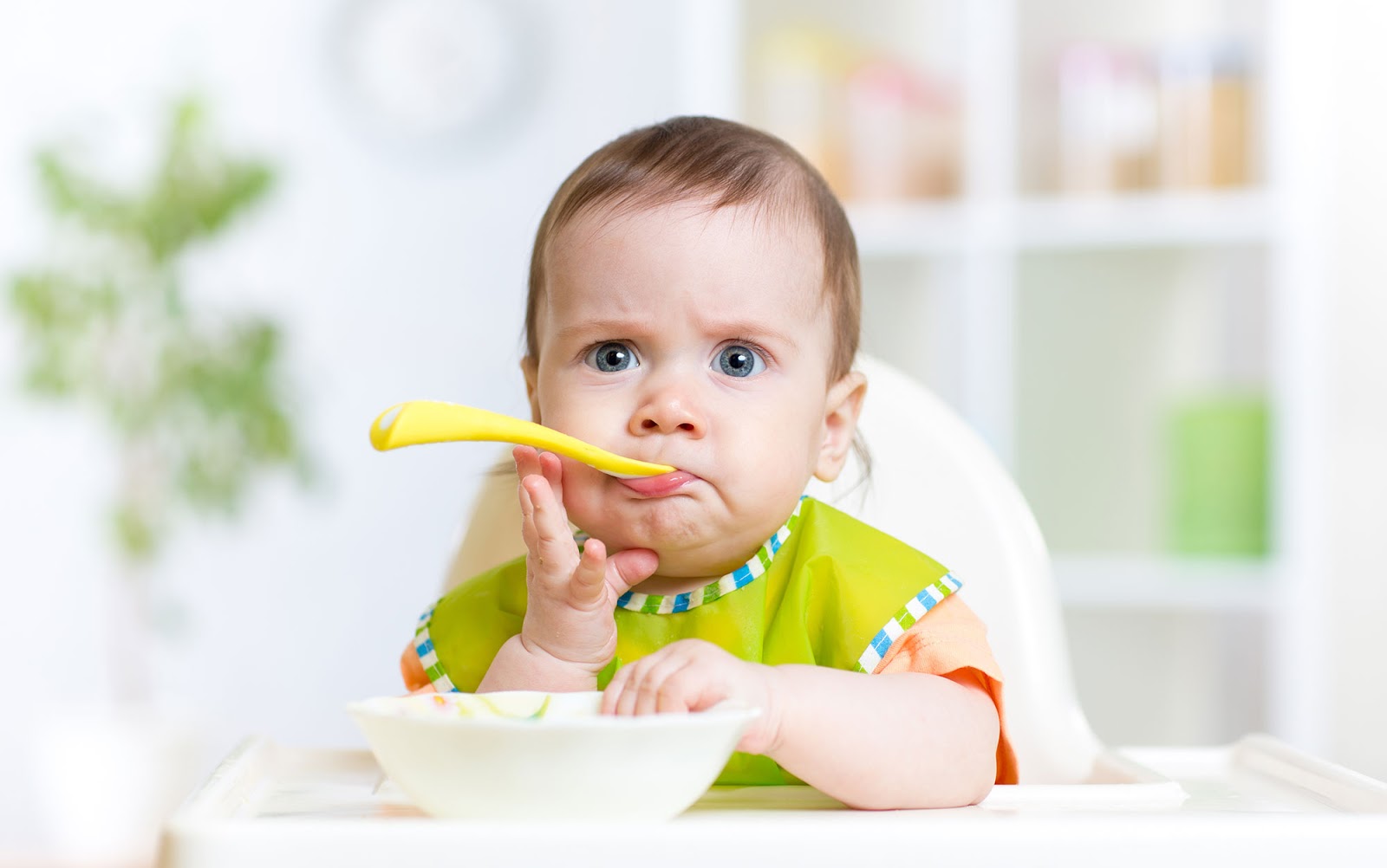 Cho trẻ ăn nhiều bữa phụ gây tình trạng no ngang