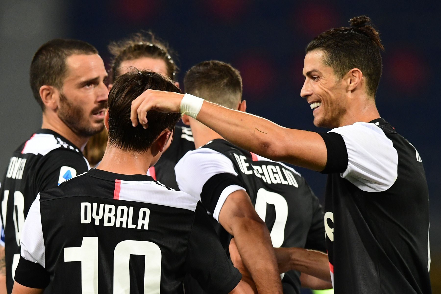 Việc giữ Ronaldo lại là kịch bản tốt nhất cho Juventus